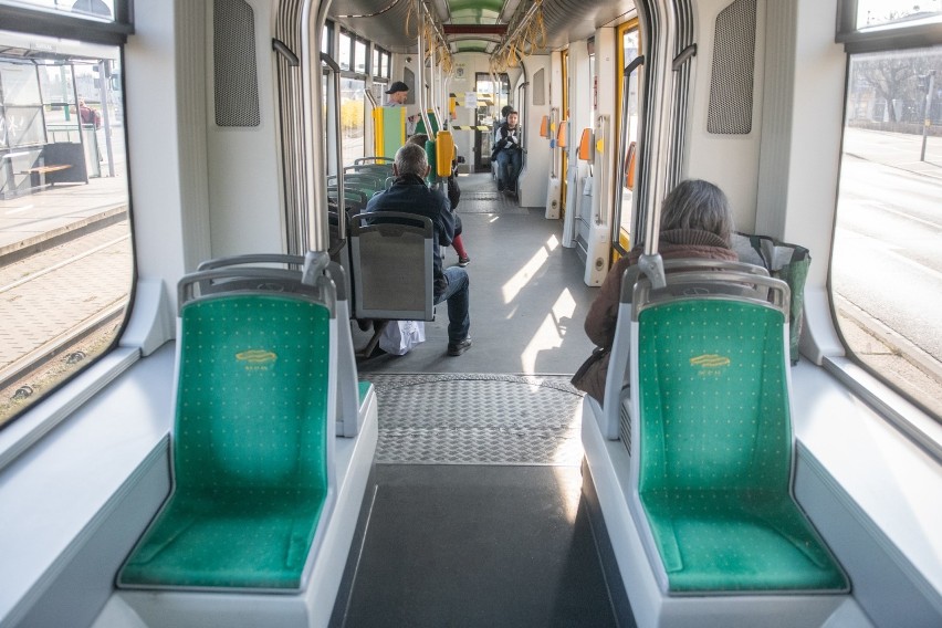 Frekwencja w tramwajach i autobusach MPK Poznań spadła o...