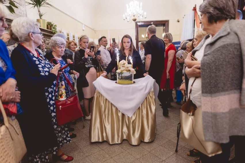 Adrianna wykonała tort na jubileusz 140-lecia ZSEO w...