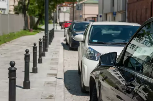 Na Bielanach w Warszawie powstaje nowa inwestycja. Przy ulicy Bogusławskiego deweloper buduje blok. Okazało się, że w okolicy zostały wycięte stare jabłonie.