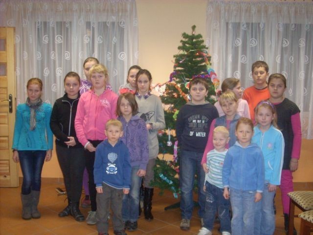 Dzieci z Karszówka wykonywały ozdoby choinkowe i śpiewały...