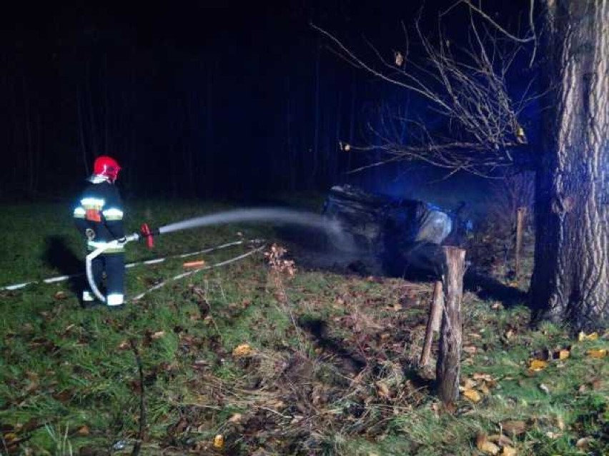 Malechowo. Auto dachowało i stanęło w ogniu, kierowca oddalił się z miejsca zdarzenia 