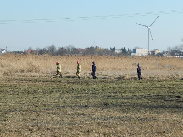 Radziejowscy dzielnicowi wspólnie ze strażakami, patrolują tereny leśne, okolice jezior i ogródków działkowych