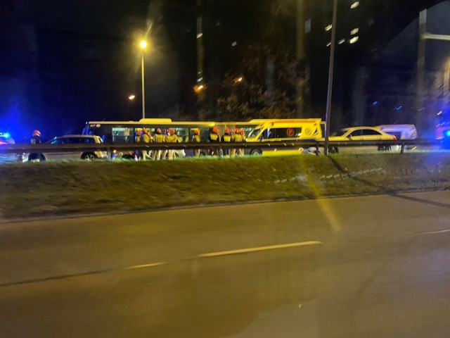 Zdjęcia z miejsca zderzenia hyundaya z autobusem.