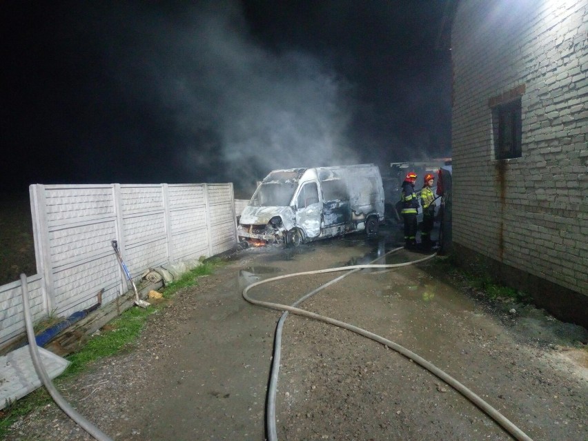 Nocny pożar w Łazisku koło Tomaszowa Maz. Spłonęły pojazdy warte ponad 400 tys. zł