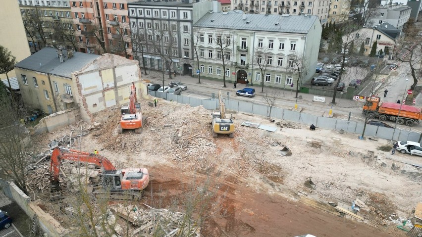 Po historycznych kamienicach przy ulicy Paderewskiego w Kielcach zostały tylko piwnice. One też zostaną rozebrane. Zobacz zdjęcia z drona