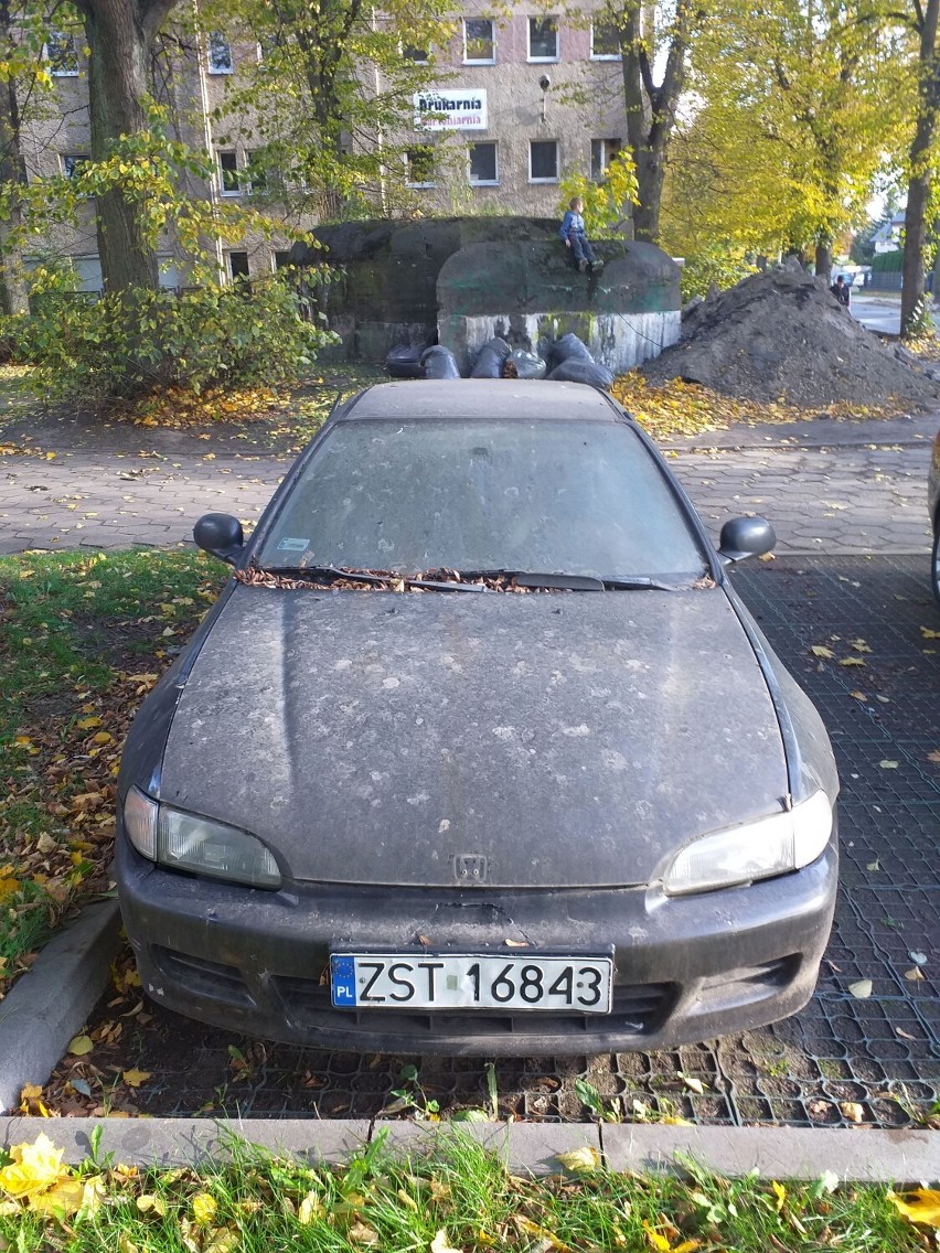 Podpatrzone na ulicy Andersa: dwa samochodowe wraki zalegają od wielu tygodni. AKTUALIZACJA: po naszej publikacji jeden został zabrany