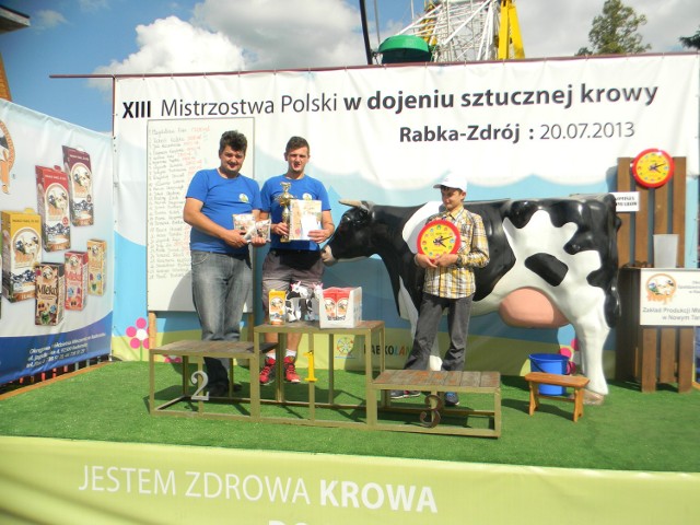 Łowiczanie, a właściwie mieszkańcy Boczek Chełmońskich, świetnie doili krowę podczas kolejnych Mistrzostw w Dojeniu Sztucznej Krowy, które odbyły się 20 lipca w Rabce Zdroju. Ojciec i syn – Stanisław i Paweł Budzeń – od lat znajdują się wśród najlepszych zawodników w konkurencji dojenie krowy.