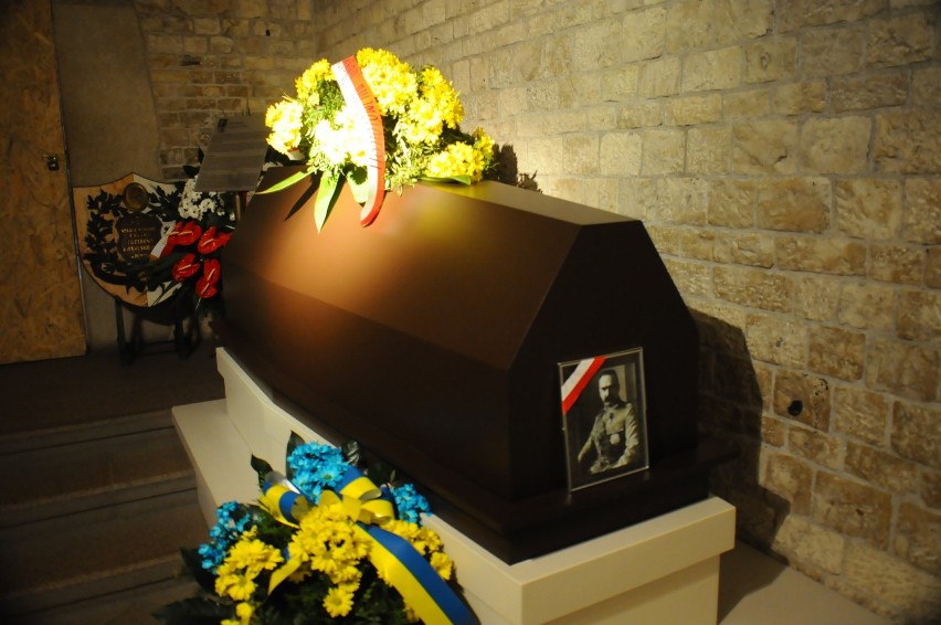 Trumna Piłsudskiego w tymczasowym sarkofagu