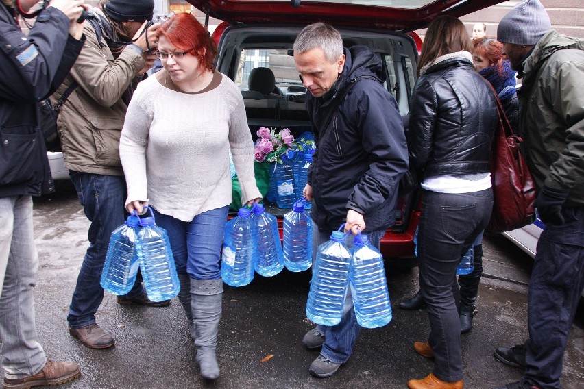 Poznań: Wigilia na Stolarskiej. W prezencie woda i butle z gazem [ZDJĘCIA]