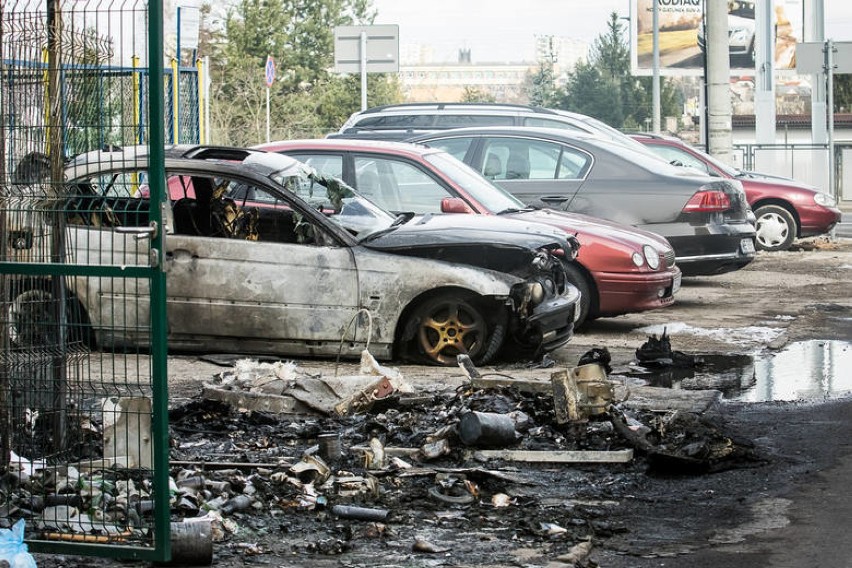 Pożar w Bydgoszczy. Spalone i uszkodzone auta [WIDEO]