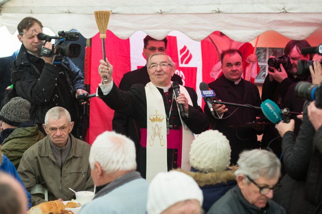 Śniadanie wielkanocne na dziedzińcu Centrali Diecezjalnej Caritas w Sopocie