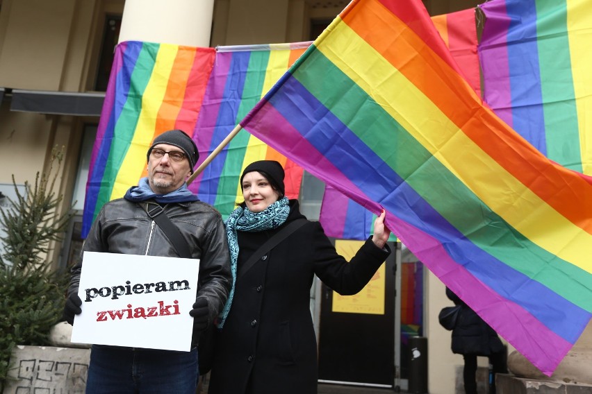 Popieram związki - foto happening na Placu Zbawiciela. Akcja promująca związki partnerskie [ZDJĘCIA]