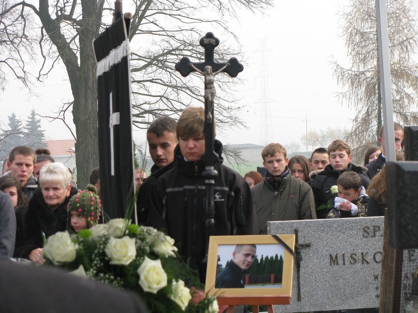 Gerarda żegnała rodzina, koleżanki, koledzy i nauczyciele