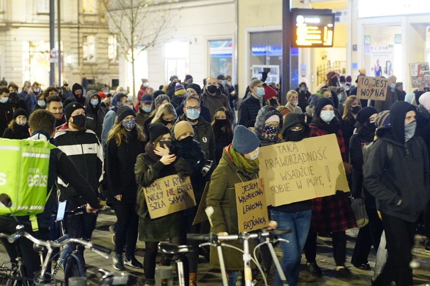 Strajk Kobiet - tłumy protestujących przemaszerowały ulicami...