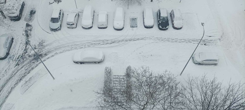Atak zimy w Wałbrzychu. Zaśnieżone są parkingi i wewnętrzne...