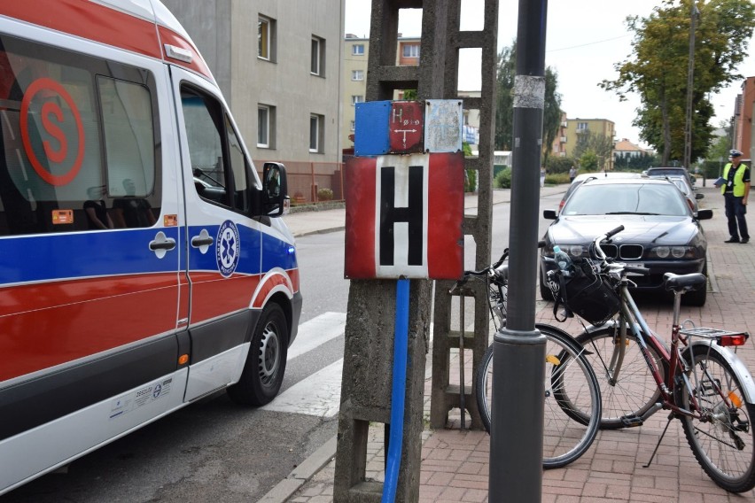 Wypadek w Pucku z udziałem 22-letniej rowerzystki z  Pucka (sierpień 2018). Dziewczynę przewieziono karetką do szpitala | ZDJĘCIA, WIDEO