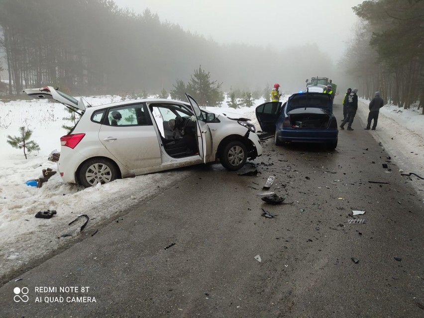 Wypadek dwóch samochodów osobowych na drodze powiatowej w...