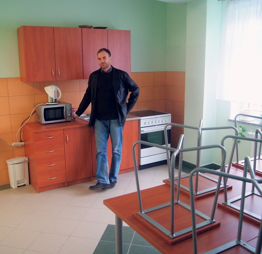 Andrzej Tomczyk pokazuje aneks kuchenny