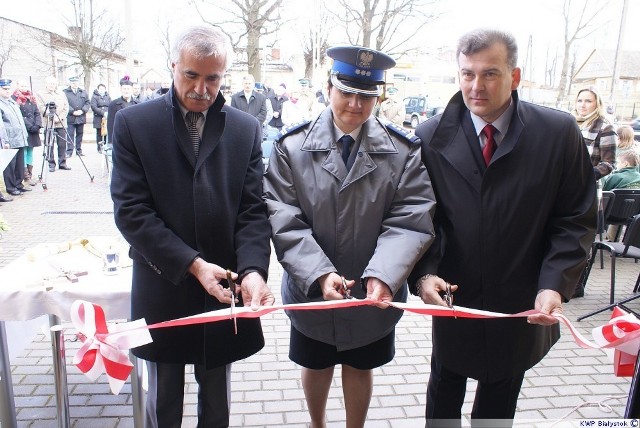 Zastępca Podlaskiego Komendanta Wojewódzkiego Policji, Komendant Miejski Policji w Białymstoku oraz Burmistrz Michałowa przecięli uroczyście wstęgę otwierając nowy Komisariat Policji w Michałowie. Przeniesiony on został z Zabłudowa, gdzie powstanie Posterunek Policji. Nowa jednostka mieści się w dawnym budynku zakładów włókienniczych przy ulicy Białostockiej 30A. Na blisko 300 m2 służbę będzie pełniło siedemnastu mundurowych. 

24-latek sprzedawał białą broń [zdjęcia]