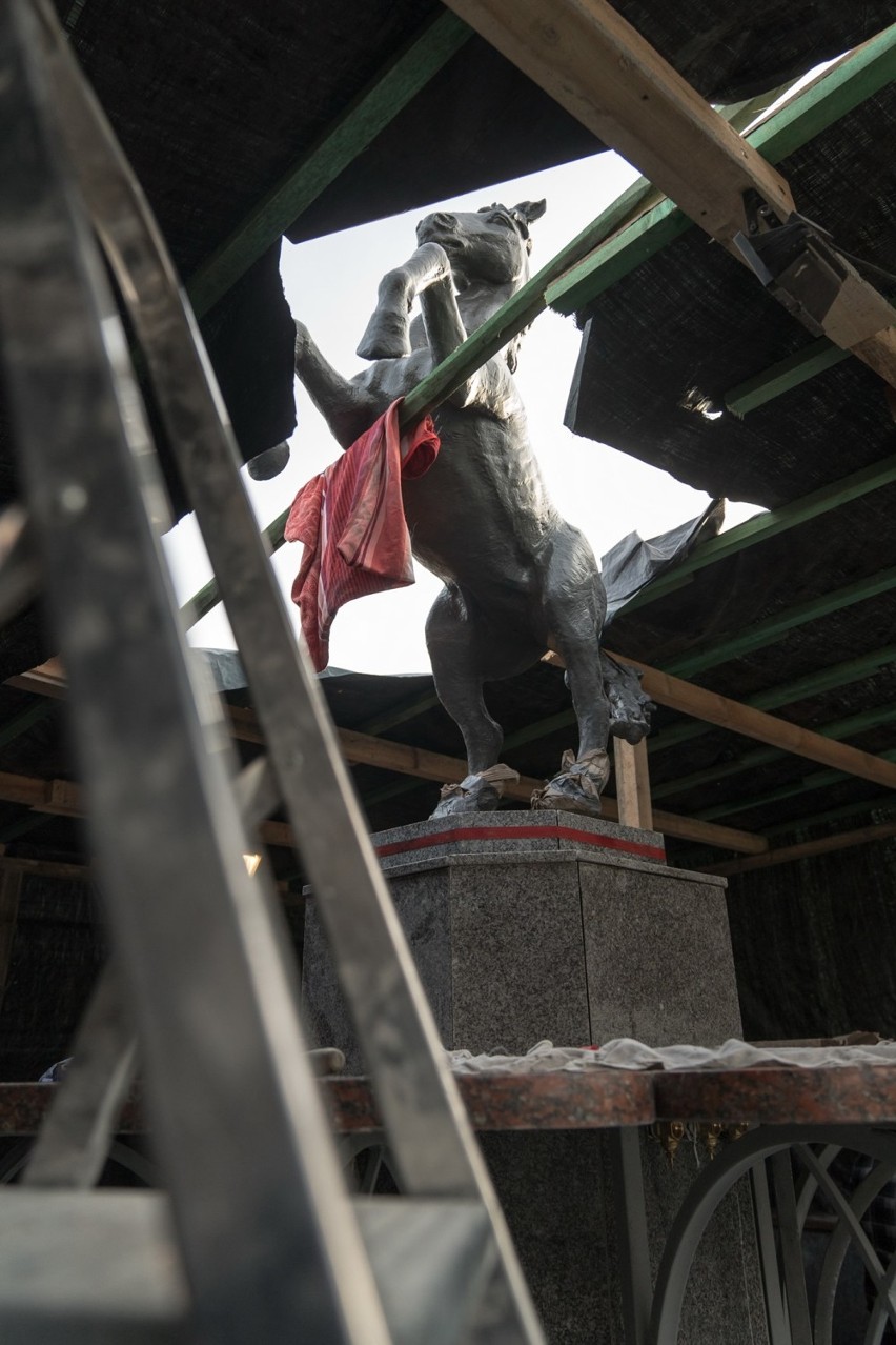 Fontanna na skwerze przed Konińskim Domem Kultury odzyskuje dawny blask 