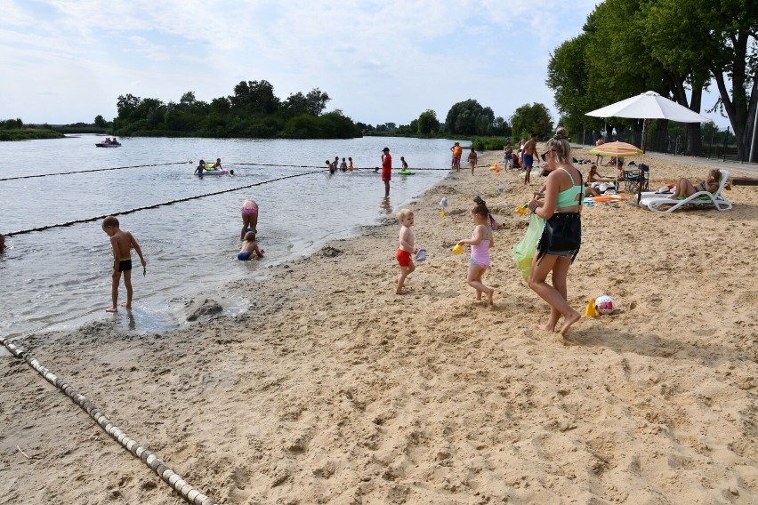 Zabawa na kąpielisku w Pińczowie w piątek, 29 lipca.