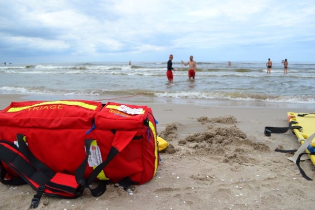 Mierzeja Wiślana. We wtorek 14 sierpnia na plaży w Krynicy Morskiej odnaleziono ciało mężczyzny. To najprawdopodobniej 19-latek, który w minioną sobotę zaginął podczas kąpieli w morzu.