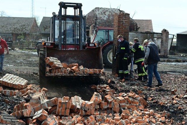 Prokuratura prowadzi śledztwo w sprawie pożaru w Łagiewnikach Wielkich. Gospodarstwo jest w ruinie