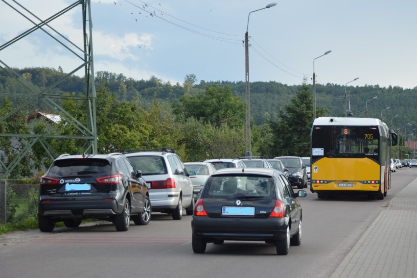 Mieszkaniec ulicy Chłopskiej w Lęborku oburzony parkowaniem na drodze aut przez działkowiczów
