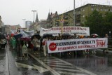 "Wolę być moherem...". Marsz Solidarnych 2010 w strugach deszczu przeszedł przez Wrocław [foto]