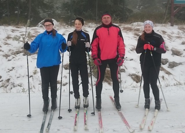 Od lewej Julia Ewertowska, Oliwia Majewska, trener Piotr Ciesielski i Agata Jarzyna