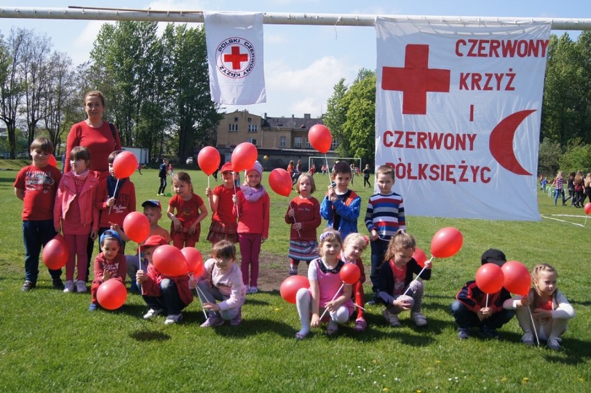 Żywy krzyż w Dniu Czerwonego Krzyża 2016 w Radomsku