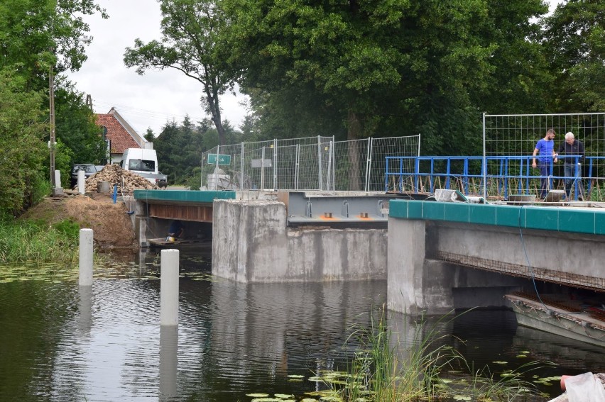Trwa remont mostu zwodzonego w Tujsku. Przez dwa dni pracownicy będą wymieniać nawierzchnię. Zdjęcia z remontu konstrukcji