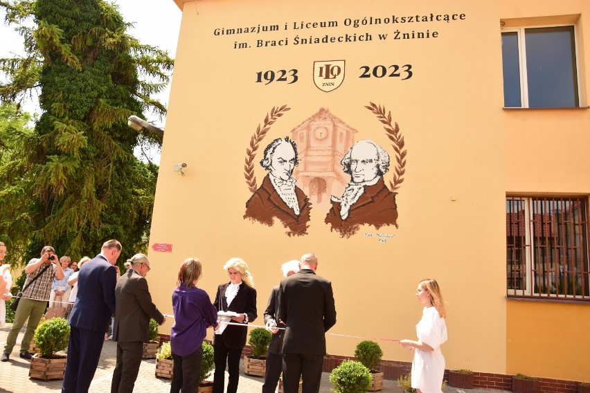 Podczas uroczystości 100-lecia liceum w Żninie odsłonięto...