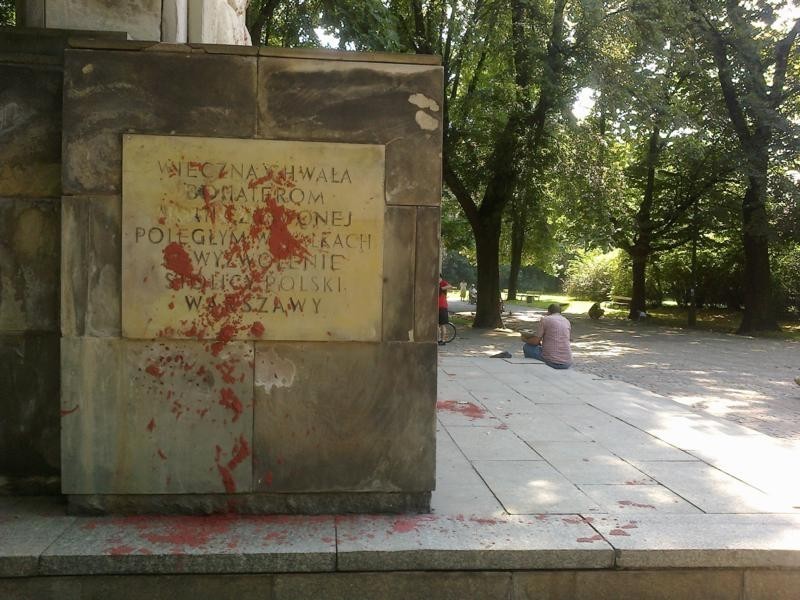 Wandale oblali farbą radziecki pomnik [ZDJĘCIA]