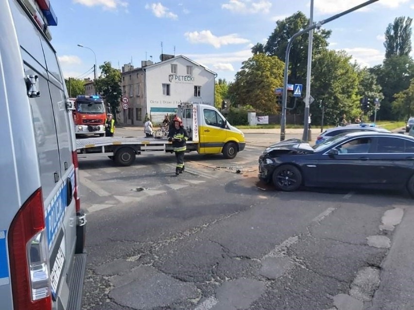 Wypadek na skrzyżowaniu Pabianickiej i Rudzkiej w Łodzi. Czarne bmw wjechało na czerwonym świetle