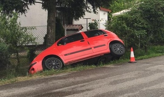 Przyczyną tych wypadków najprawdopodobniej był żwir, wysypany na drogę