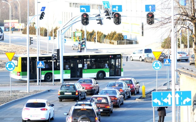 Ale tak niestety zawsze nie jest. Bo niektóre osoby czekające na przystanku mają chyba jeden cel. Jak najszybciej znaleźć się w autobusie i zająć miejsce. Nieważne, co się dzieje dookoła. Nieważne czy wychodzi matka z małym dzieckiem, z wózkiem czy osoba niepełnosprawna. Zwrócisz uwagę, to licz się z pewnym komentarzem. Sytuacja z życia wzięta: Kobieta wychodzi z córką, jednak ma problem, bo starsza pani się przepycha, jakby ich nie widziała. - Pierwszeństwo mają wysiadający. Odpowiedź starszej pani? - To trzeba wcześniej wstawać z siedzenia...