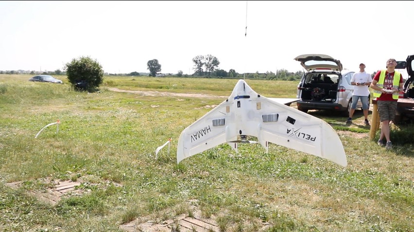 Wielki sukces uczniów gdyńskiej "Trójki" i firmy Pelixar z Pomorskiego Parku Naukowo-Technologicznego. Dron z Gdyni wzbił się w przestworza!