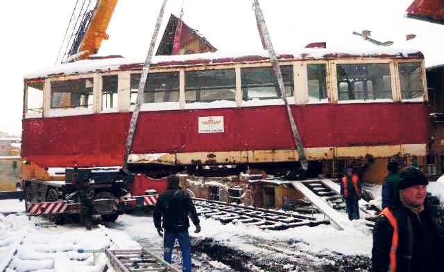 Operacja przewożenia do muzeum zabytkowych tramwajów nie była łatwa. Największy waży 15 ton