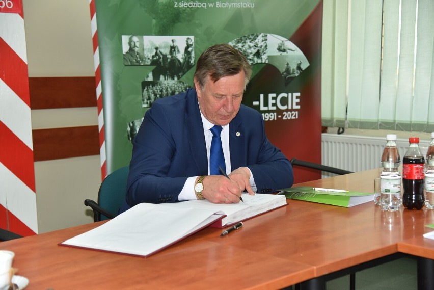 Minister z Łotwy oglądał zaporę na polsko-białoruskiej granicy