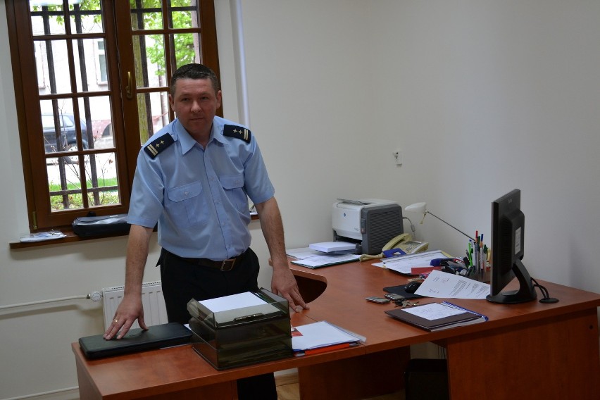 Komendant Krzysztof Kuc w swoim gabinecie