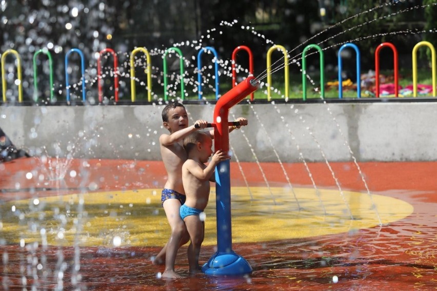 Zabawa na wodnym placu zabaw w Siemianowicach...