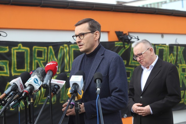 Premier Mateusz Morawiecki przed kopalnią Zofiówka