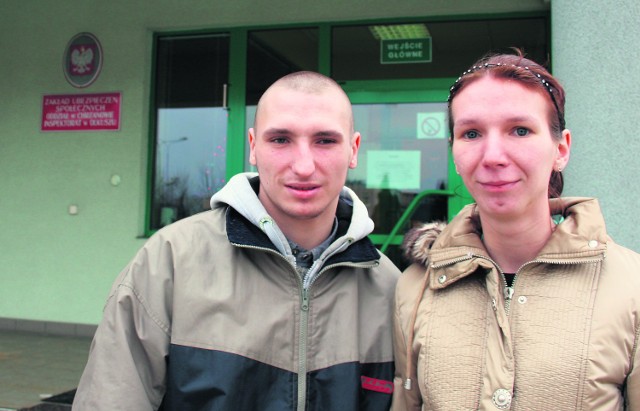 Anna i Dariusz Trzcinka z Olkusza w ZUS-ie załatwiali sprawy rentowe. Przyznają, że urzędniczki są miłe, za to ochroniarz czujnie patrzy na każdego