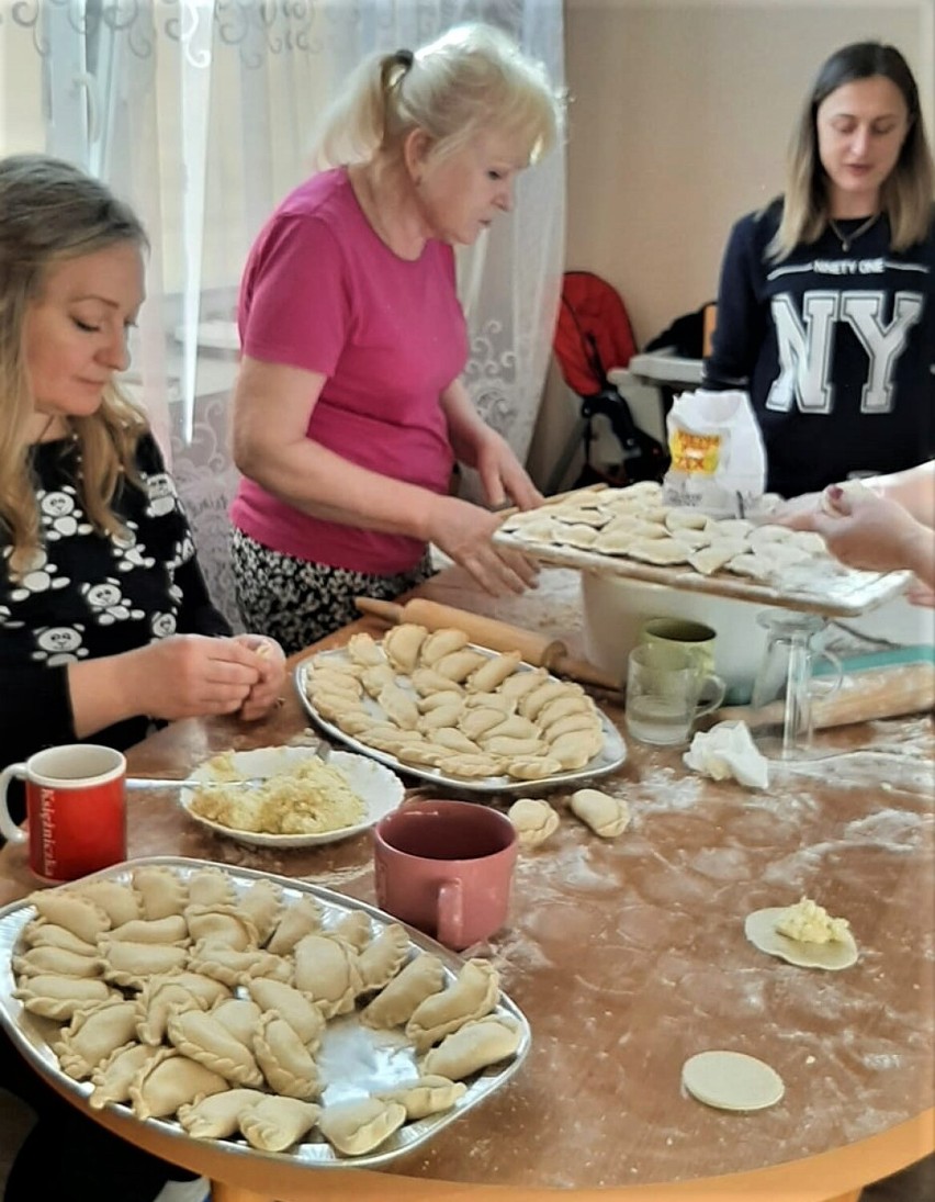 Malbork. Z pomocą dla uchodźców pospieszyła Karolina Wiejak gotując posiłki. W poniedziałek wesprzeć może każdy kupując zapiekanki