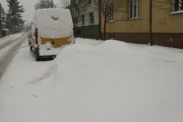 Zima atakuje: trudne warunki na gminnych, wąskich drogach