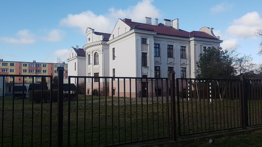 Straż miejska przy budynku zbiorowej kwarantanny przy Żytniej we Włocławku [zdjęcia]