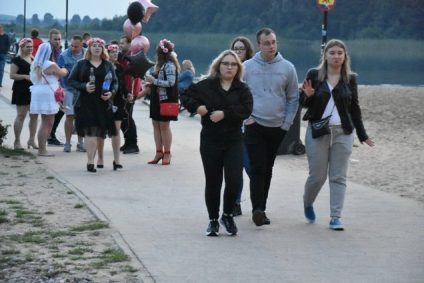 SKORZĘCIN: Roztańczony wieczór przy fontannie! Takiej zabawy dawno nie było - Barbara Parzęczewska i Ewa Olszewska w akcji!  [FOTO]