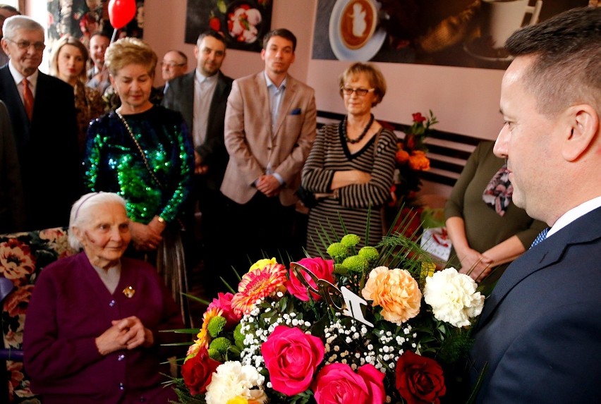 Jubilatce kwiaty wręcza burmistrz Staszowa Leszek Kopeć
