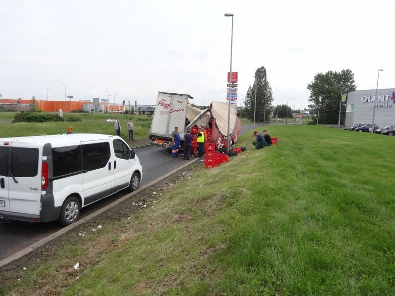 Poznań: Piwo wypadło z tira na ulicę! [ZDJĘCIA]